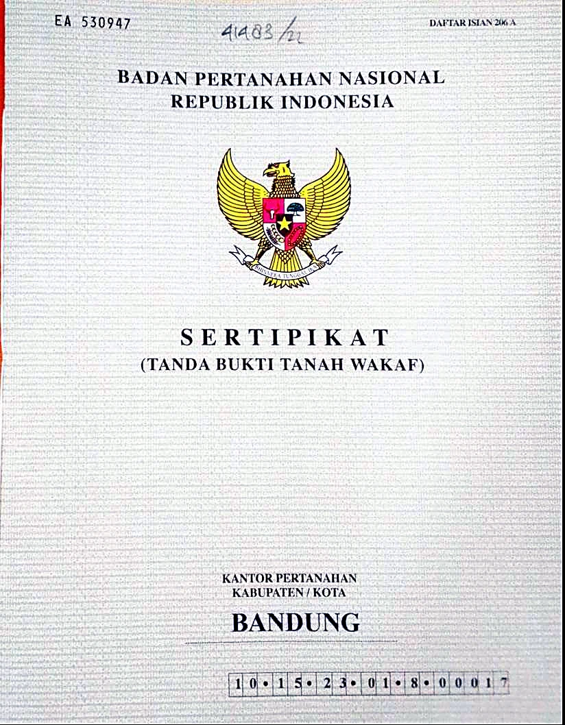 Sampul Sertipikat Tanah Wakaf dari Badan Pertanahan Nasional: lambang Garuda, tulisan SERTIPIKAT (TANDA BUKTI TANAH WAKAF), Kantor Pertanahan Kota Bandung